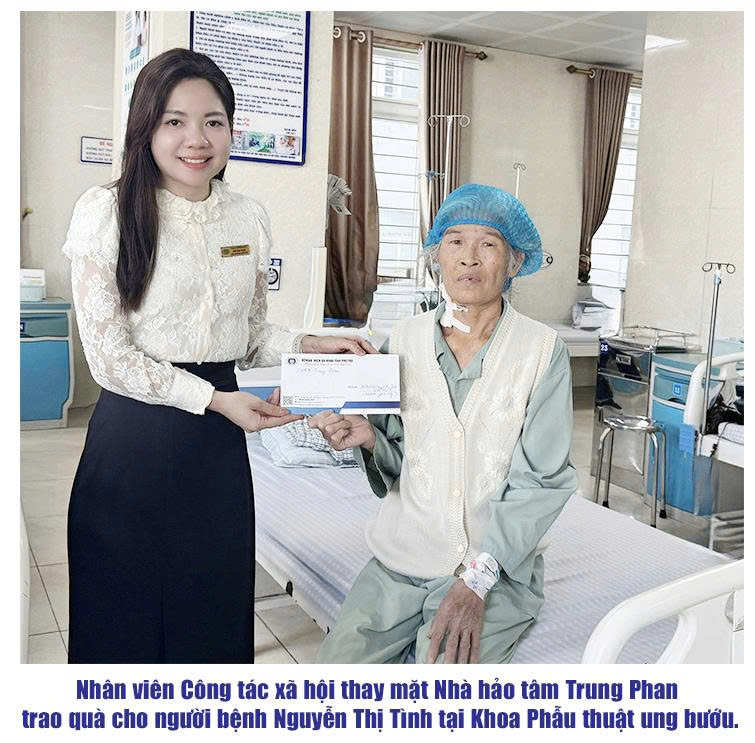 Tổng kết các hoạt động thiện nguyện tại Bệnh viện Đa khoa tỉnh Phú Thọ từ ngày 26/11 đến ngày 02/12/2025 2 Tổ CTXH thay mặt Nhà hảo tâm Trung Phan trao quà cho người bệnh Nguyễn Thị Tình tại khoa Phẫu thuật ung bướu
