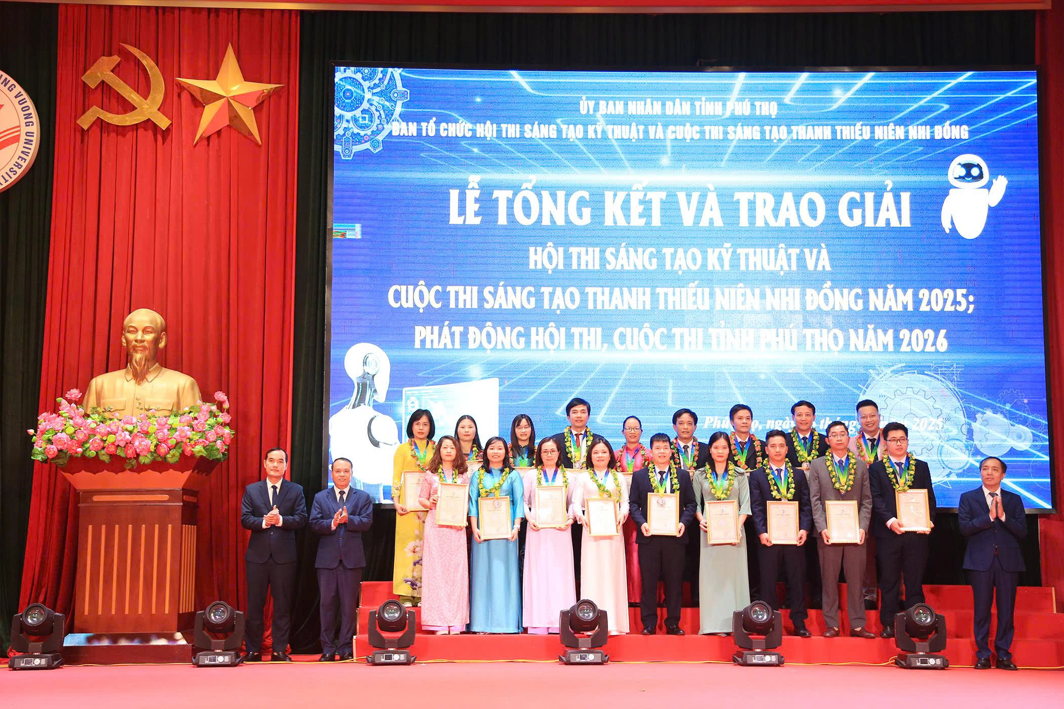 TS.BS Hà Thị Bích Vân (thứ 4 từ phải sang - hàng đầu) đại diện Nhóm tác giả của Bệnh viện nhận giải Ba tại Hội thi