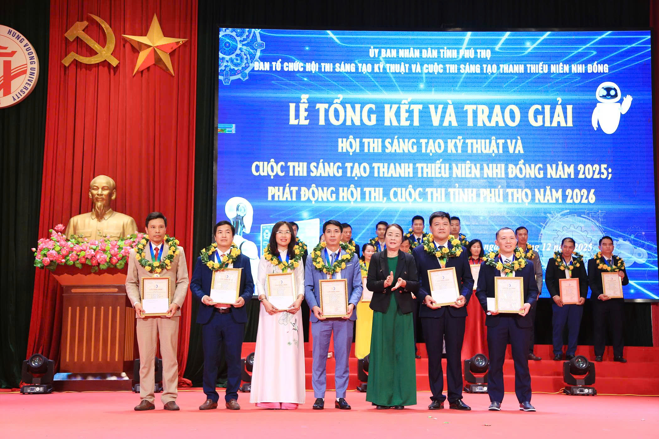 ThS. Đỗ Cao Cường (ở giữa) đại diện Nhóm tác giả của Bệnh viện nhận giải Nhất tại Hội thi