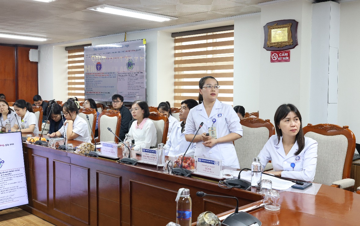 Hội thảo khoa học “Quản lý bệnh thận mạn sớm và hiệu quả – Đã đến lúc hành động” 3 BSCKII Đinh Thị Thu Phương – Phó Giám đốc Trung tâm Thận – Lọc máu – Bệnh viện Đa khoa tỉnh Phú Thọ báo cáo tại hội thảo