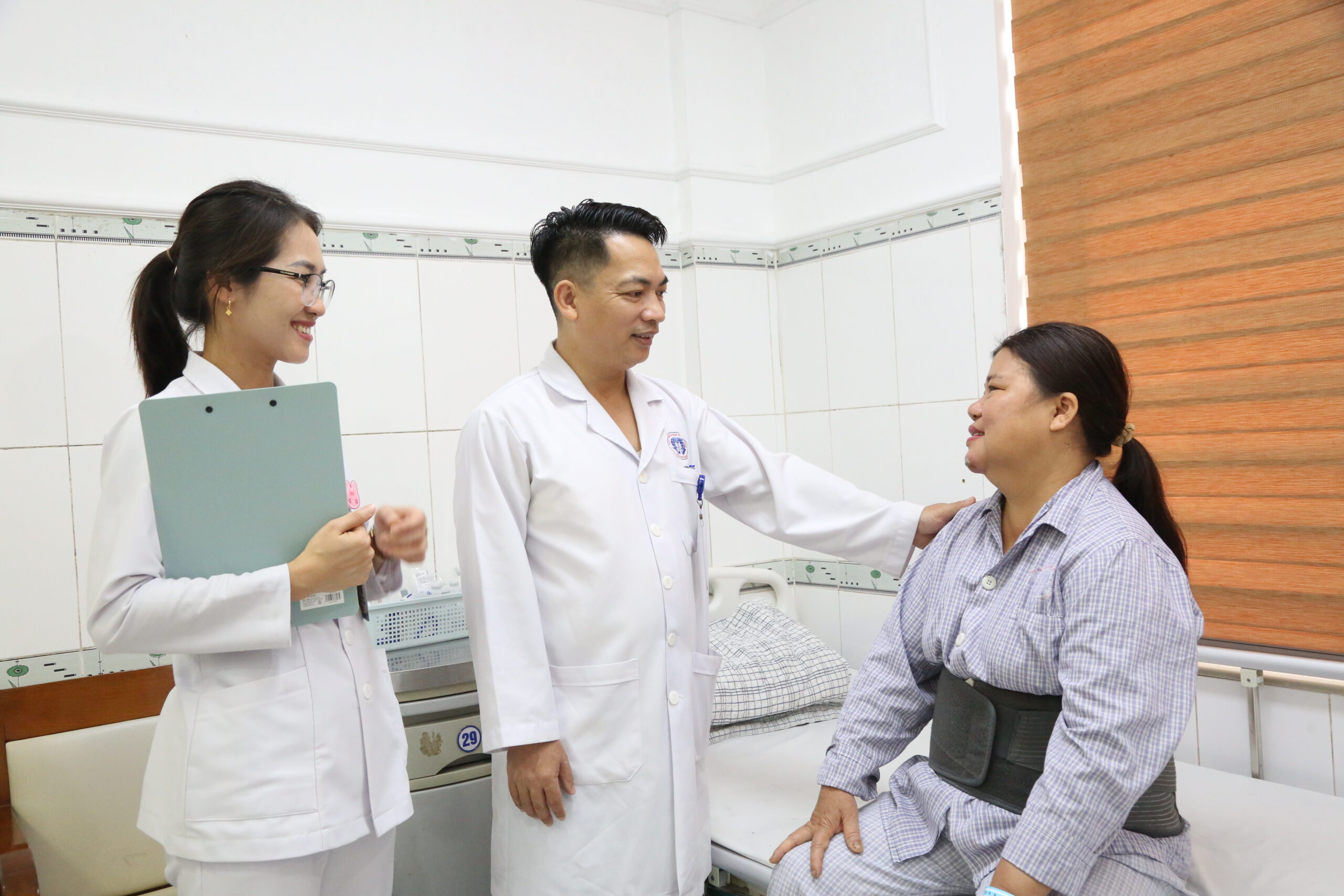 TS. BS Vi Trường Sơn tư vấn cho người bệnh trước khi ra viện