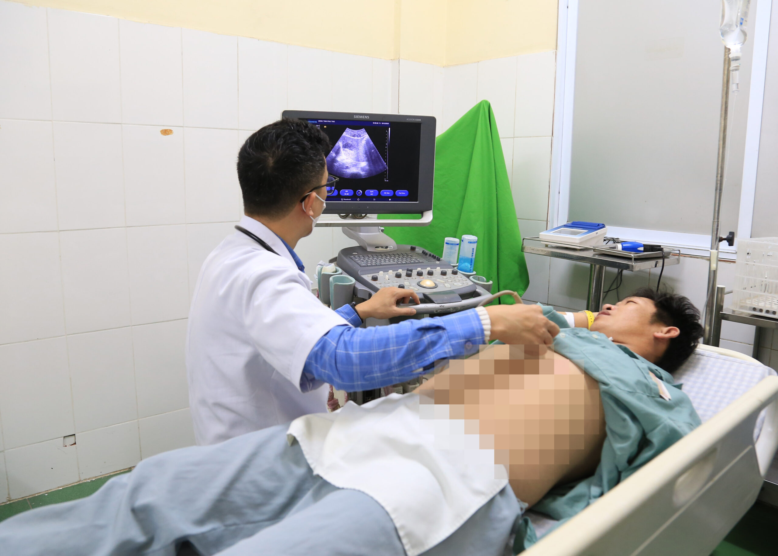 Người bệnh Tuyên Quang thoát nguy kịch do nhiễm trùng huyết từ áp xe gan nhờ được can thiệp kịp thời tại Bệnh viện Đa khoa tỉnh Phú Thọ 3 BSNT Trần Văn Sơn – Khoa Nội hô hấp – Tiêu hóa kiểm tra sức khỏe cho người bệnh trước khi ra viện