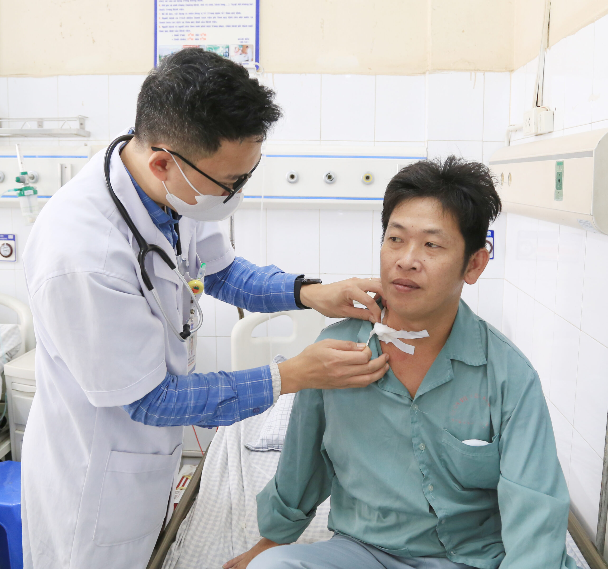 Người bệnh Tuyên Quang thoát nguy kịch do nhiễm trùng huyết từ áp xe gan nhờ được can thiệp kịp thời tại Bệnh viện Đa khoa tỉnh Phú Thọ 4 BSNT Trần Văn Sơn kiểm tra sức khỏe người bệnh trước khi xuất viện