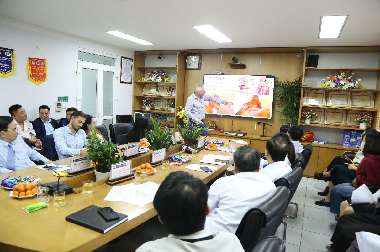 Chương trình chia sẻ kinh nghiệm giữa đoàn chuyên gia Cộng hòa Ý và Bệnh viện Đa khoa tỉnh Phú Thọ 2 TS.BS Micaglio Andrea trình bày báo cáo tại chương trình