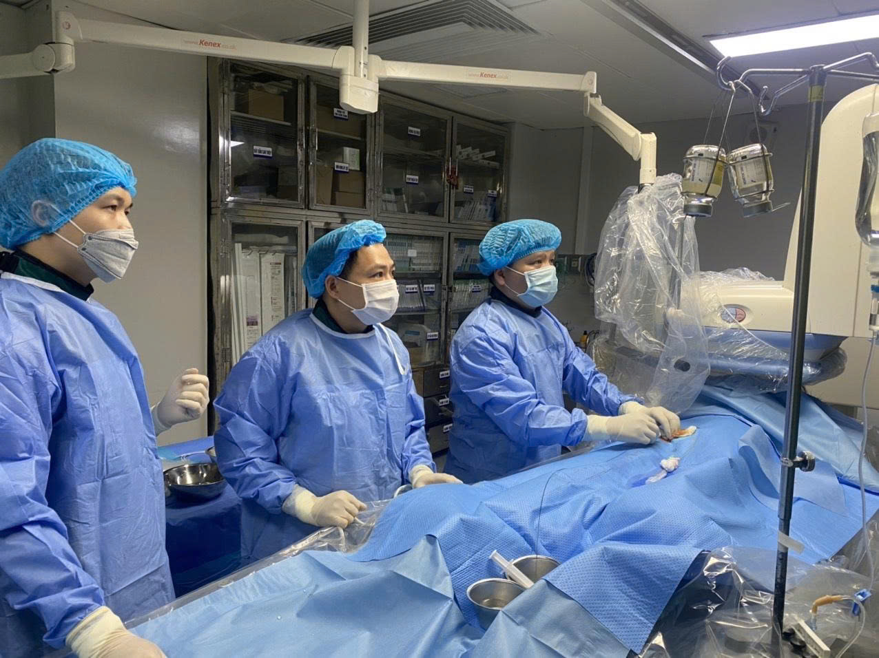 Can thiệp nút mạch kịp thời cứu sống người bệnh chấn thương gan nặng do tai nạn giao thông 2 Ekip của Trung tâm Chẩn đoán hình ảnh và Điện quang can thiệp thực hiện can thiệp nút mạch