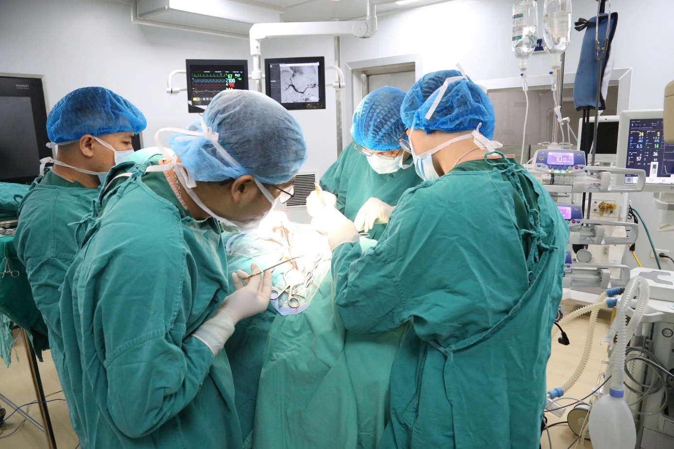 Hình ảnh người bệnh được phẫu thuật thay đoạn động mạch chủ bụng