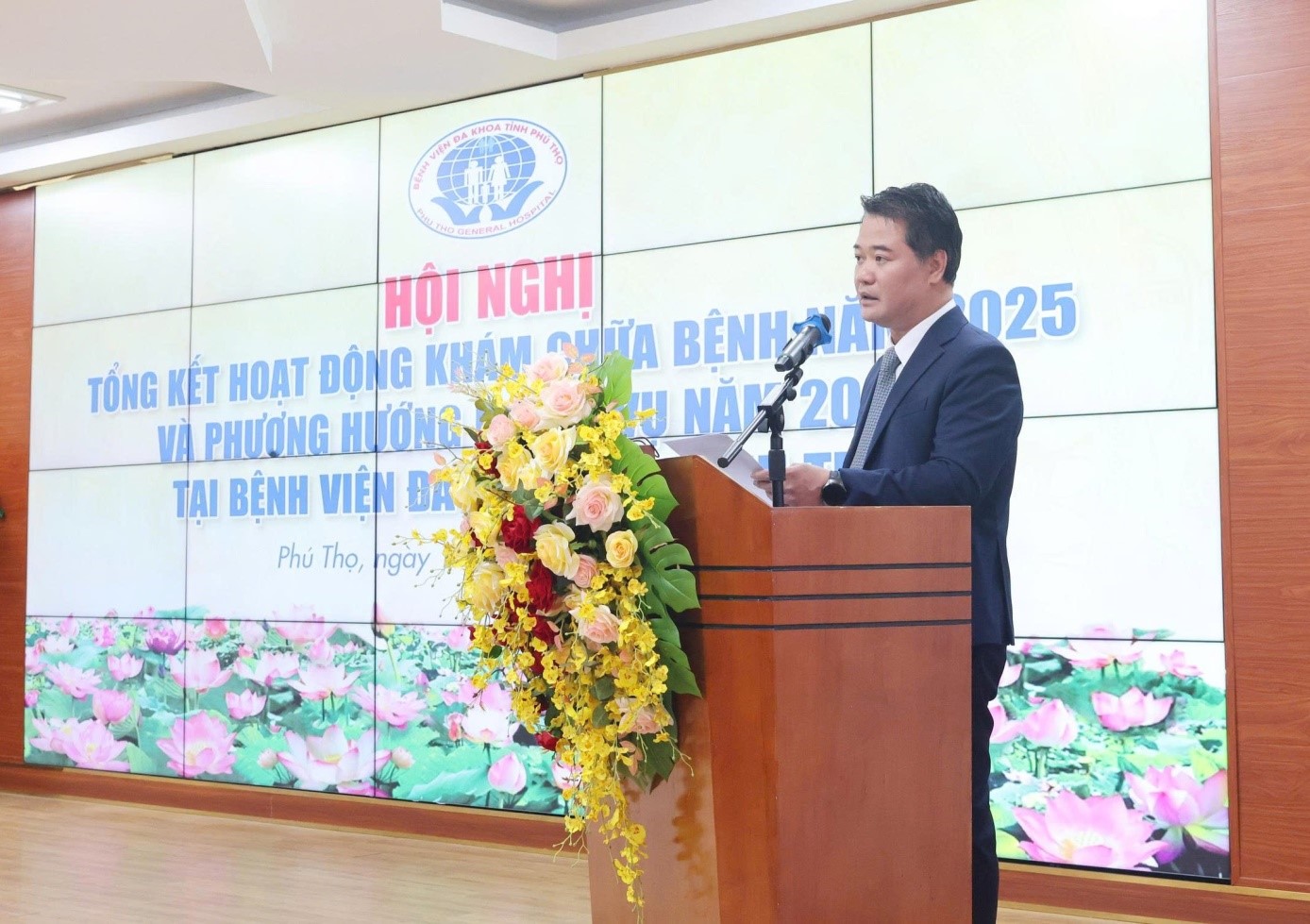 BSCKII Lê Đình Thanh Sơn – Giám đốc Bệnh viện trình bày Báo cáo tổng kết công tác khám chữa bệnh năm 2025, phương hướng nhiệm vụ năm 2026