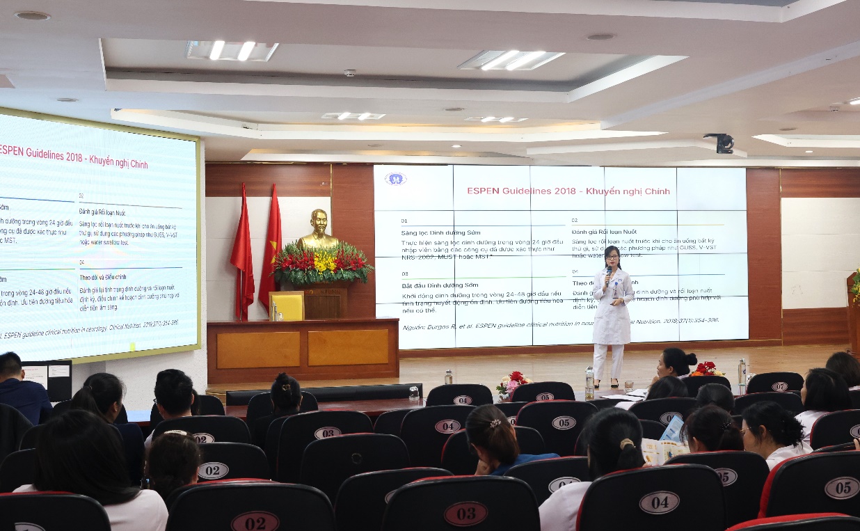 TS Nguyễn Thị Lan Hương - Trưởng khoa Dinh dưỡng – Tiết chế trình bày báo cáo tại chương trình