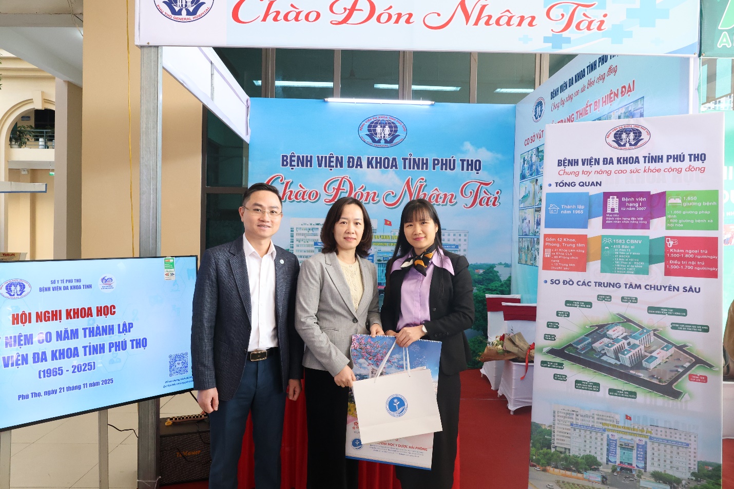 Lãnh đạo của Trường Đại học Y dược Hải Phòng tham quan và tặng quà lưu niệm tại Gian hàng của Bệnh viện Đa khoa tỉnh Phú Thọ trong Ngày hội việc làm năm 2026 tại Trường Đại học Y dược Hải Phòng