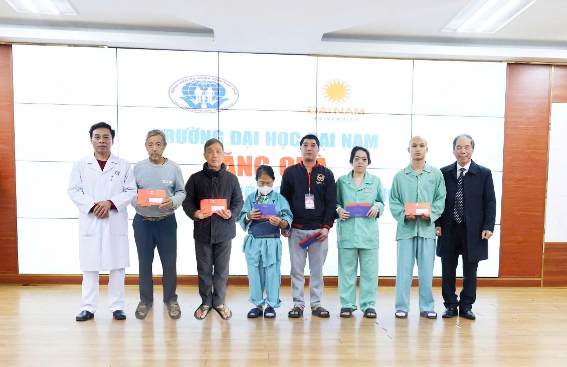 Bệnh viện Đa khoa tỉnh Phú Thọ tiếp nhận sinh viên Trường Đại học Đại Nam đến thực tập tốt nghiệp 3 PGS. TS Nguyễn Văn Sơn – Phó Giám đốc Bệnh viện Đa khoa tỉnh Phú Thọ và GS. TS Lưu Ngọc Hoạt – Phó Hiệu trưởng Trường Đại học Đại Nam trao quà hỗ trợ người bệnh có hoàn cảnh khó khăn