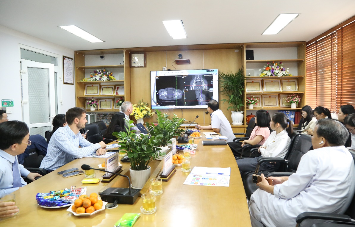 Chương trình chia sẻ kinh nghiệm giữa đoàn chuyên gia Cộng hòa Ý và Bệnh viện Đa khoa tỉnh Phú Thọ 4 Các chuyên gia phân tích bệnh án ca lâm sàng