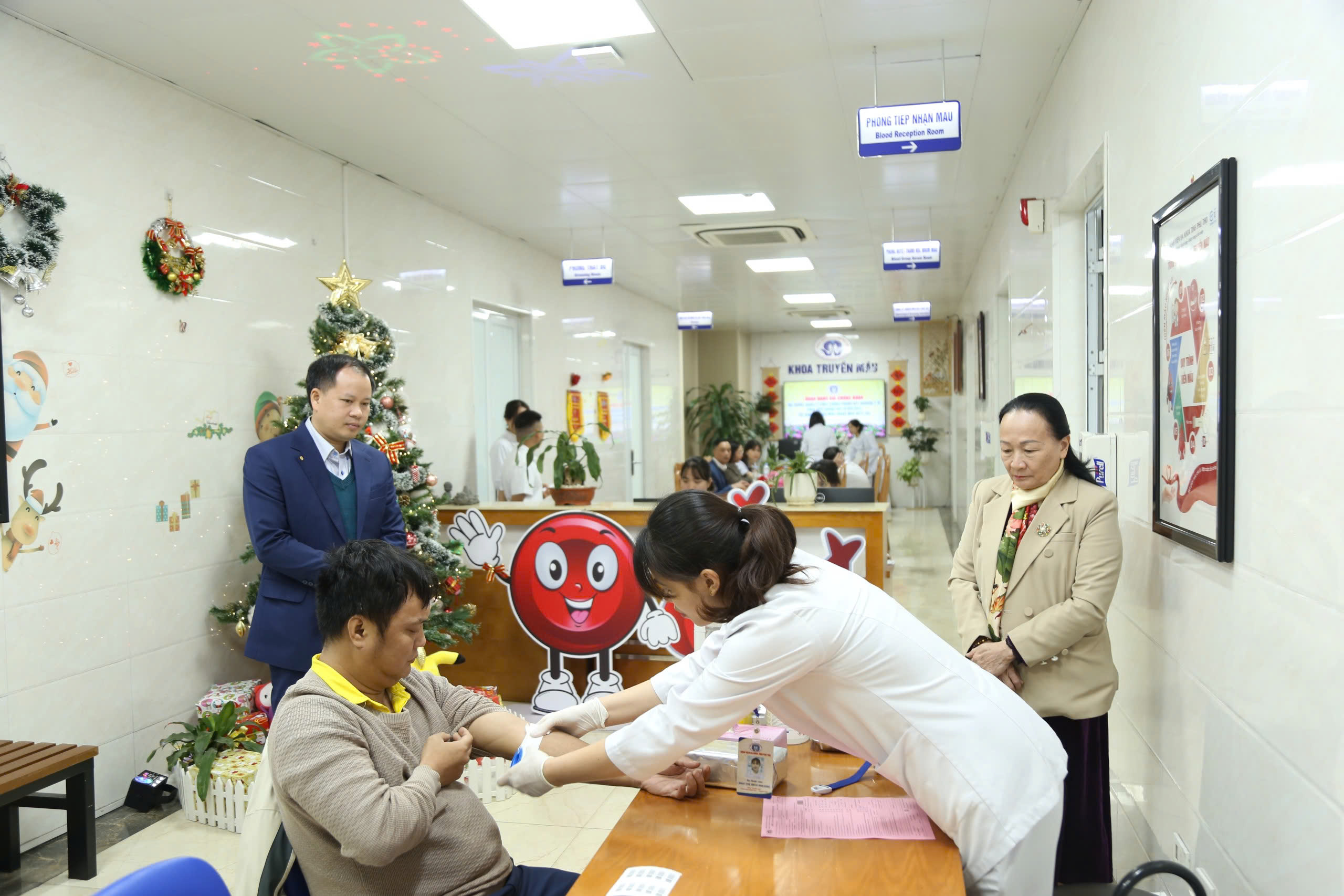 Đoàn chuyên gia khảo sát trực tiếp tại khoa Truyền máu