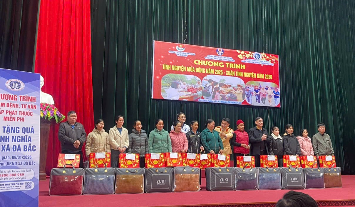 Đoàn cán bộ tặng quà cho người dân tại chương trình