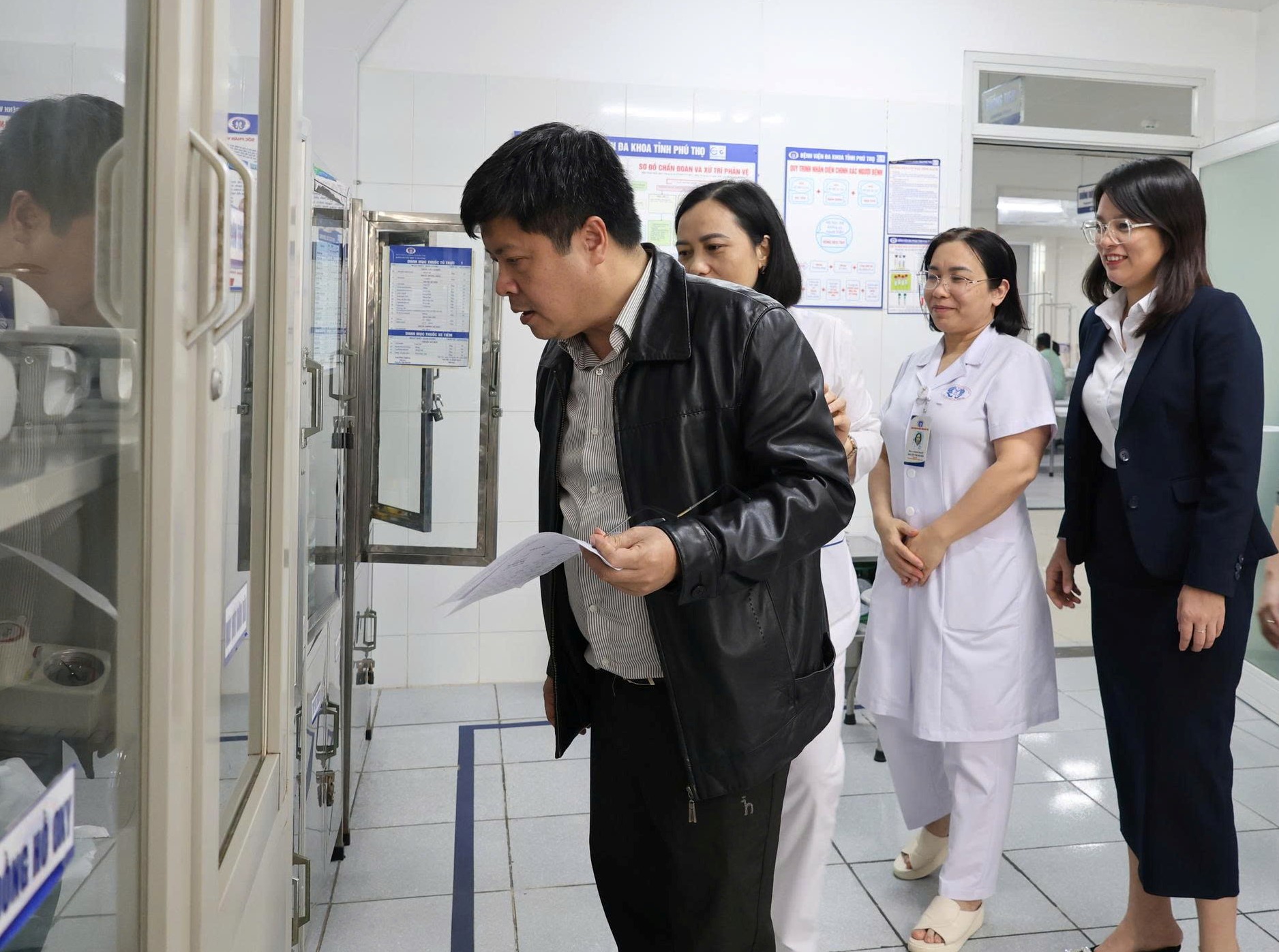 Đoàn chuyên gia kiểm tra hồ sơ và khảo sát thực tế việc áp dụng quy trình tại các khoa, phòng trong Bệnh viện