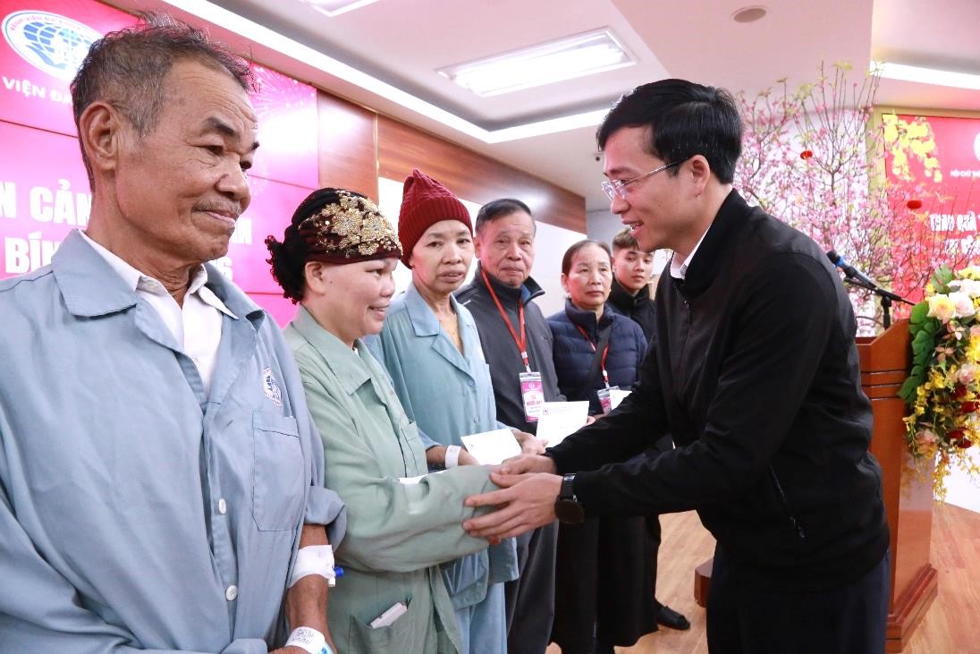 Chương trình trao quà Tết cho người bệnh có hoàn cảnh khó khăn tại Bệnh viện Đa khoa tỉnh Phú Thọ nhân dịp Xuân Bính Ngọ 2026 1 Đồng chí Nguyễn Trung Kiên – Phó Trưởng Ban Tuyên giáo và Dân vận Tỉnh ủy trao quà cho người bệnh có hoàn cảnh khó khăn