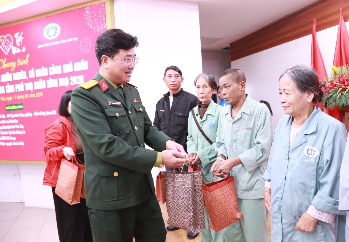 Chương trình trao quà Tết cho người bệnh có hoàn cảnh khó khăn tại Bệnh viện Đa khoa tỉnh Phú Thọ nhân dịp Xuân Bính Ngọ 2026 11 11