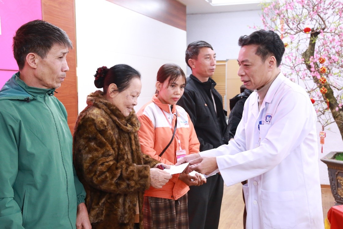 Chương trình trao quà Tết cho người bệnh có hoàn cảnh khó khăn tại Bệnh viện Đa khoa tỉnh Phú Thọ nhân dịp Xuân Bính Ngọ 2026 4 4 2