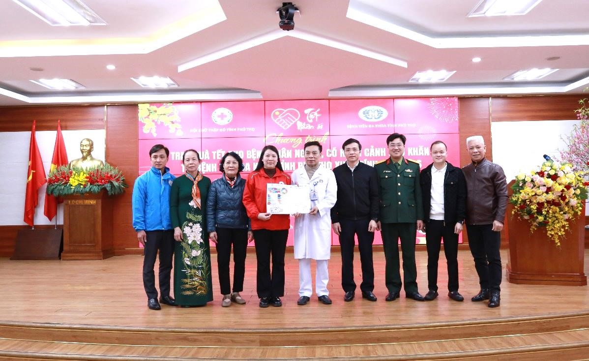 Chương trình trao quà Tết cho người bệnh có hoàn cảnh khó khăn tại Bệnh viện Đa khoa tỉnh Phú Thọ nhân dịp Xuân Bính Ngọ 2026 8 8