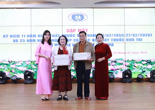 Gặp mặt kỷ niệm 71 năm Ngày Thầy thuốc Việt Nam và 25 năm Ngày Thành lập Câu lạc bộ Thầy thuốc hưu trí – Tri ân và tiếp nối những giá trị cao quý 4 Đại diện Ban Giám đốc Bệnh viện tặng quà tri ân Ban Chủ nhiệm Câu lạc bộ Thầy thuốc hưu trí nghỉ công tác
