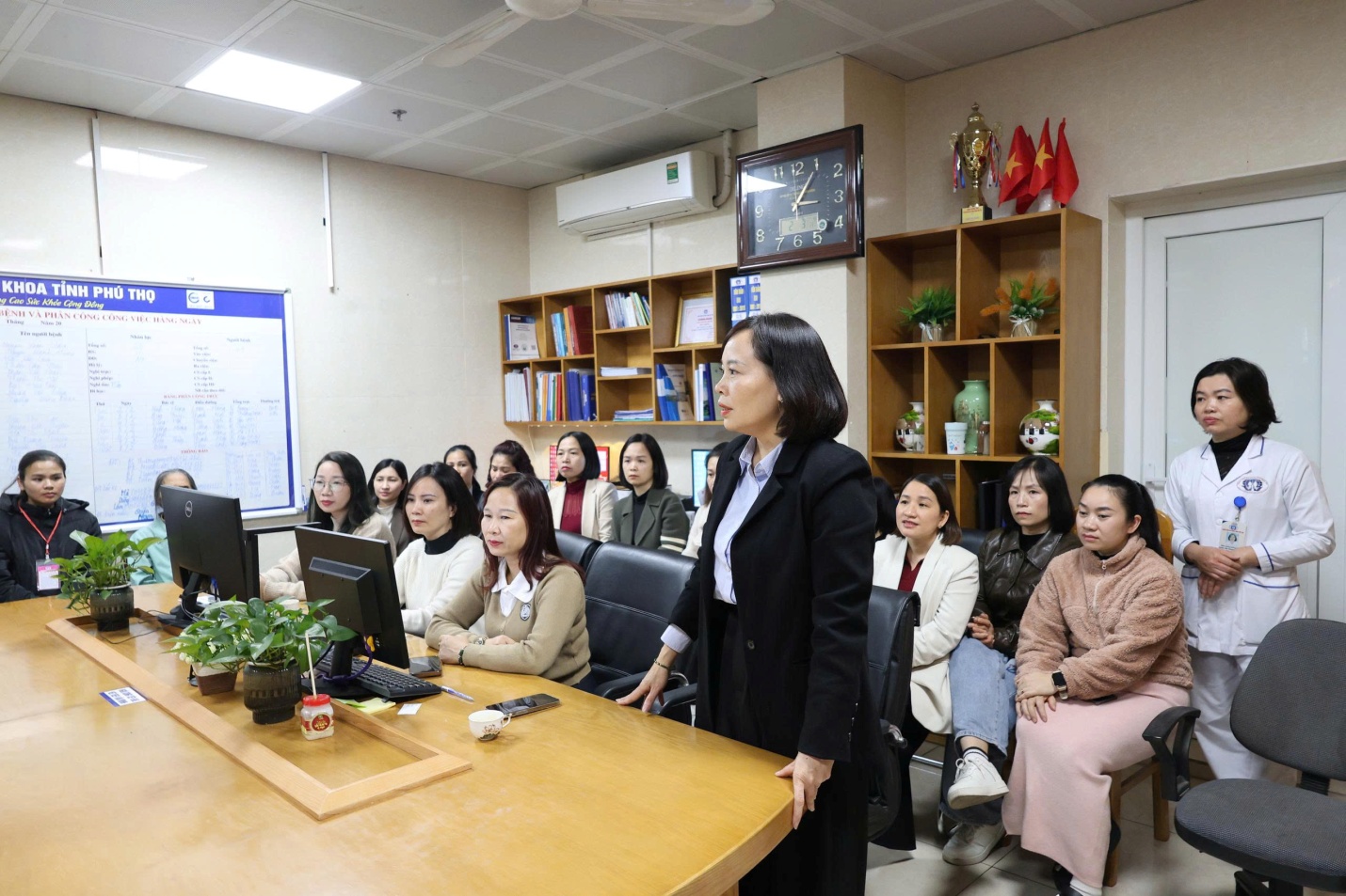 Trường Mầm non Hoa Hồng tặng quà cho người bệnh tại Bệnh viện Đa khoa tỉnh Phú Thọ nhân dịp Tết Nguyên Đán Bính Ngọ 2026 1 Bà Nguyễn Thị Thu Huyền – Bí thư chi bộ - Hiệu trưởng Trường Mầm non Hoa Hồng phát biểu tại buổi tặng quà