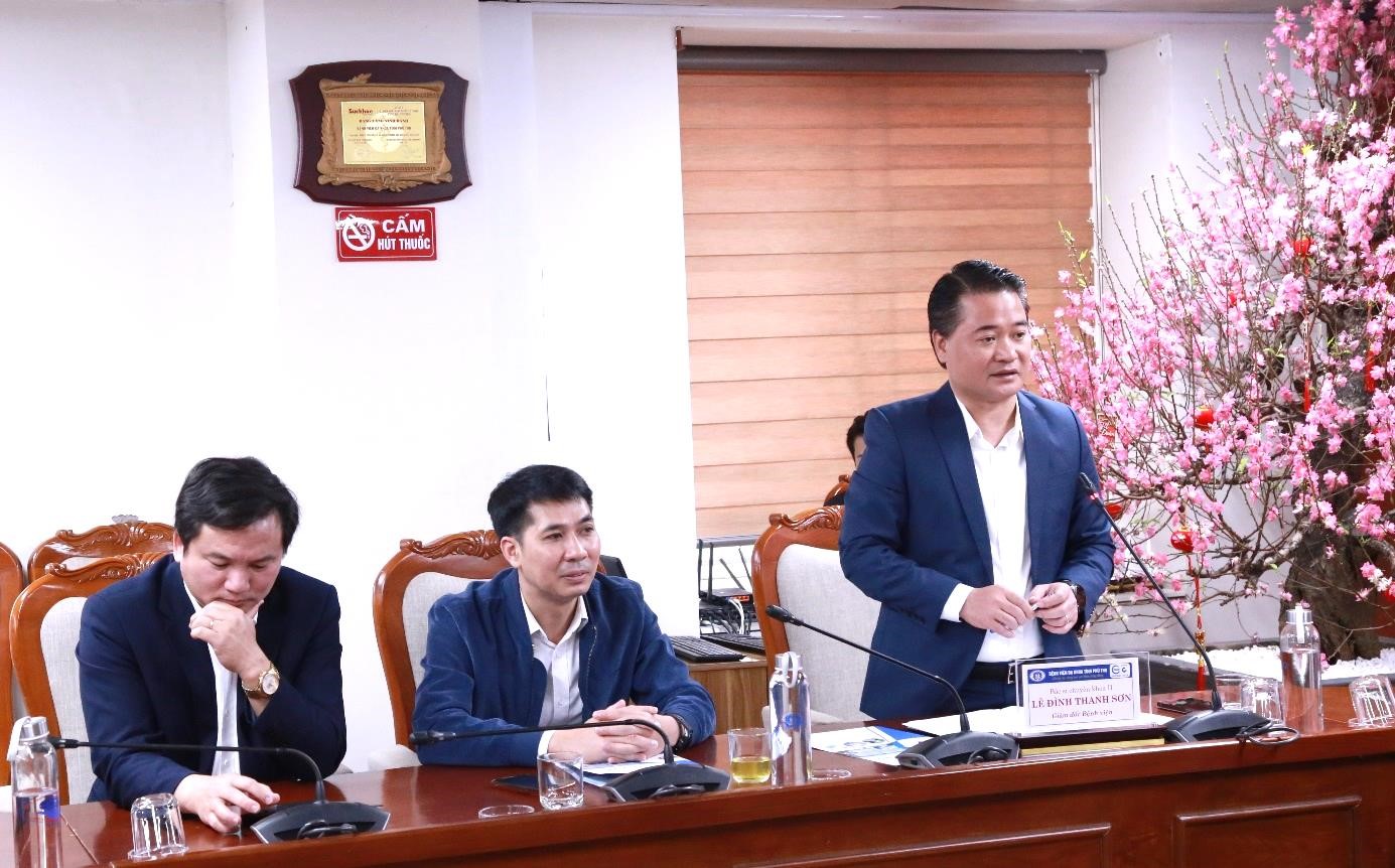 BSCKII Lê Đình Thanh Sơn – Giám đốc Bệnh viện phát biểu tại chương trình tặng xe cứu thương