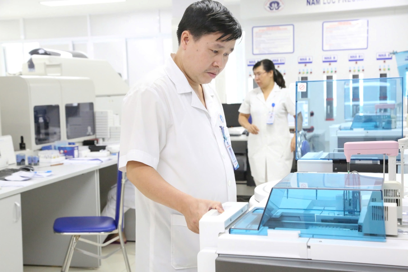 Chân dung người bác sĩ “ẩn mình” phía sau thành công của các ca bệnh tại Bệnh viện Đa khoa tỉnh Phú Thọ 1 BSCKII Cao Văn Khoa - người bác sĩ thầm lặng cống hiến cho ngành xét nghiệm y học