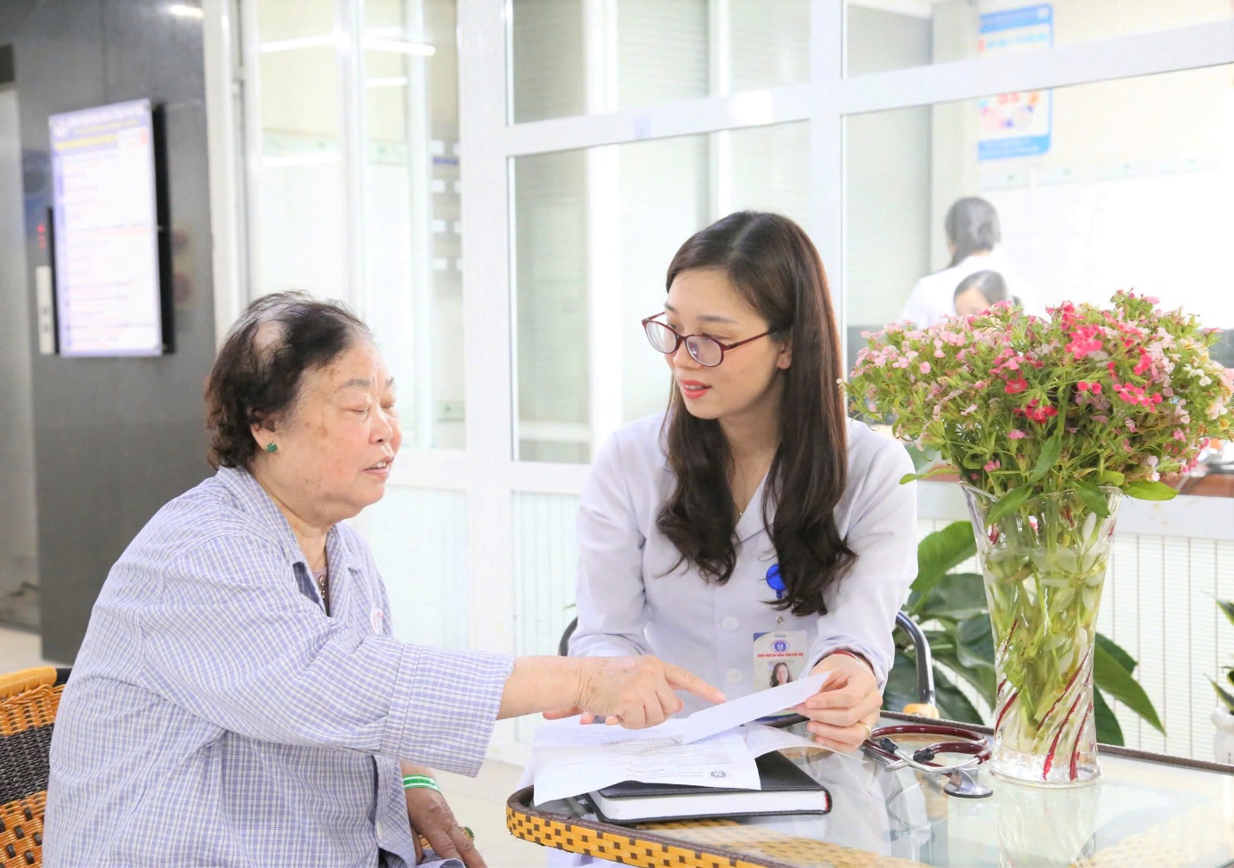 Đón Tết an toàn: Những lưu ý giúp kiểm soát tốt đường huyết 1 ThS.BS Dương Thị Kim Ngân – Trưởng khoa Nội tiết – Đái tháo đường – Bệnh viện Đa khoa tỉnh Phú Thọ tư vấn cho người bệnh