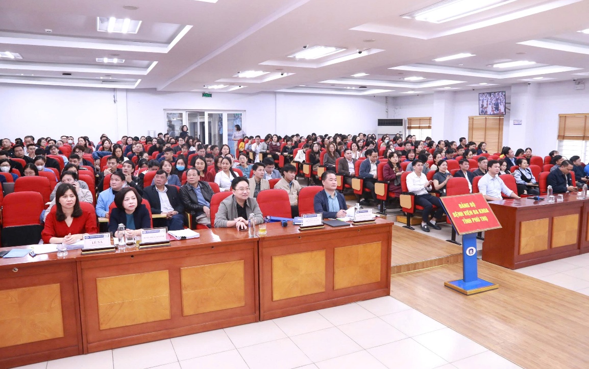 Các đại biểu tham dự Hội nghị trực tuyến tại điểm cầu Bệnh viện Đa khoa tỉnh Phú Thọ