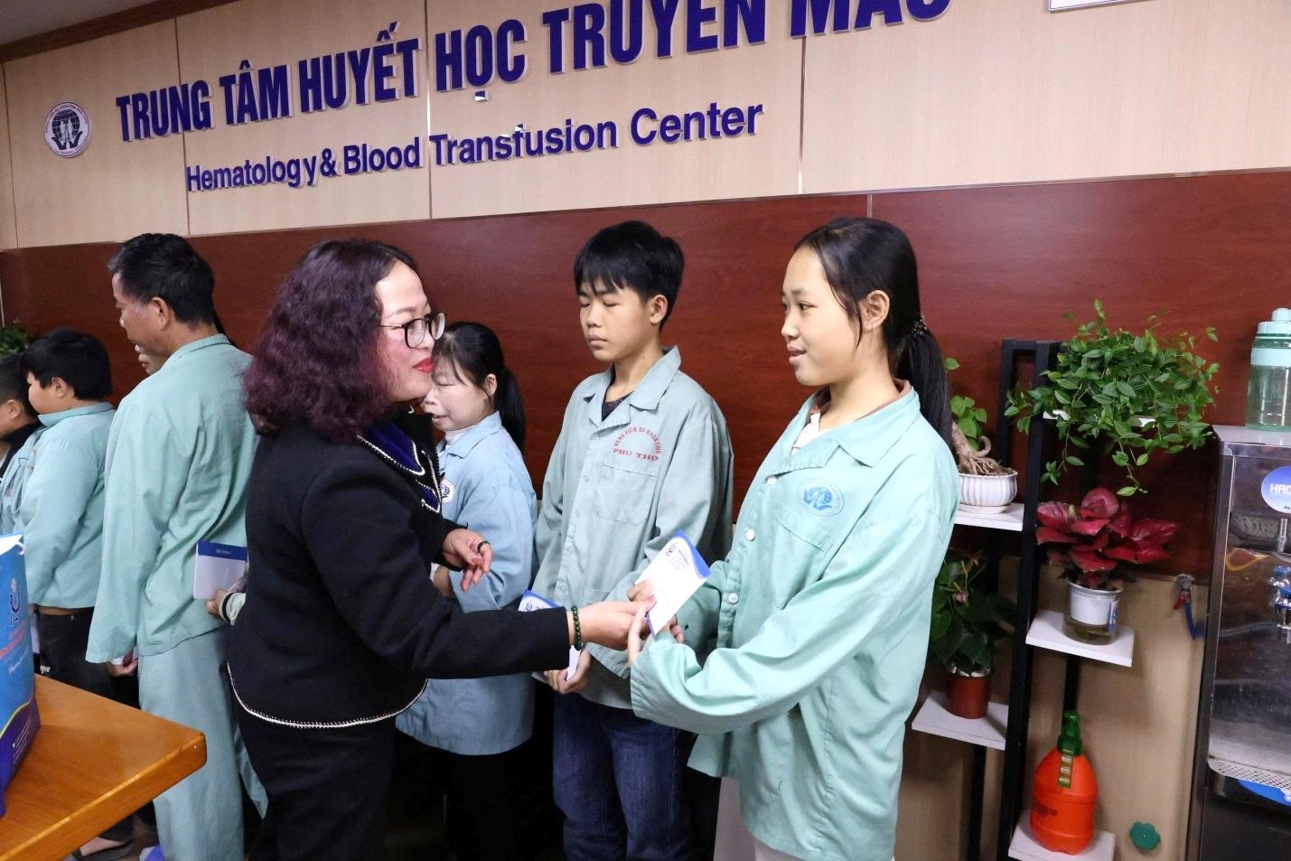 Tiến sĩ Nguyễn Thị Ngọc Quỳnh – Phó Hiệu trưởng Trường Đại học Công nghiệp Việt Trì trao quà Tết cho người bệnh