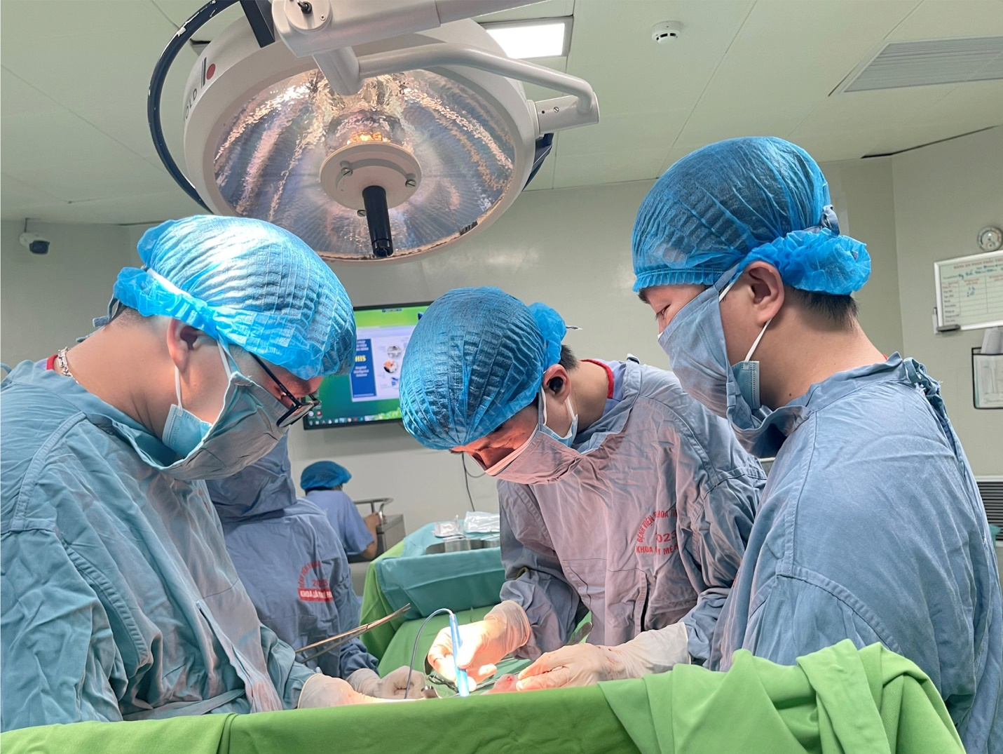 BSCKII. Đỗ Mạnh Hải thực hiện phẫu thuật cắt gan cho người bệnh ung thư gan