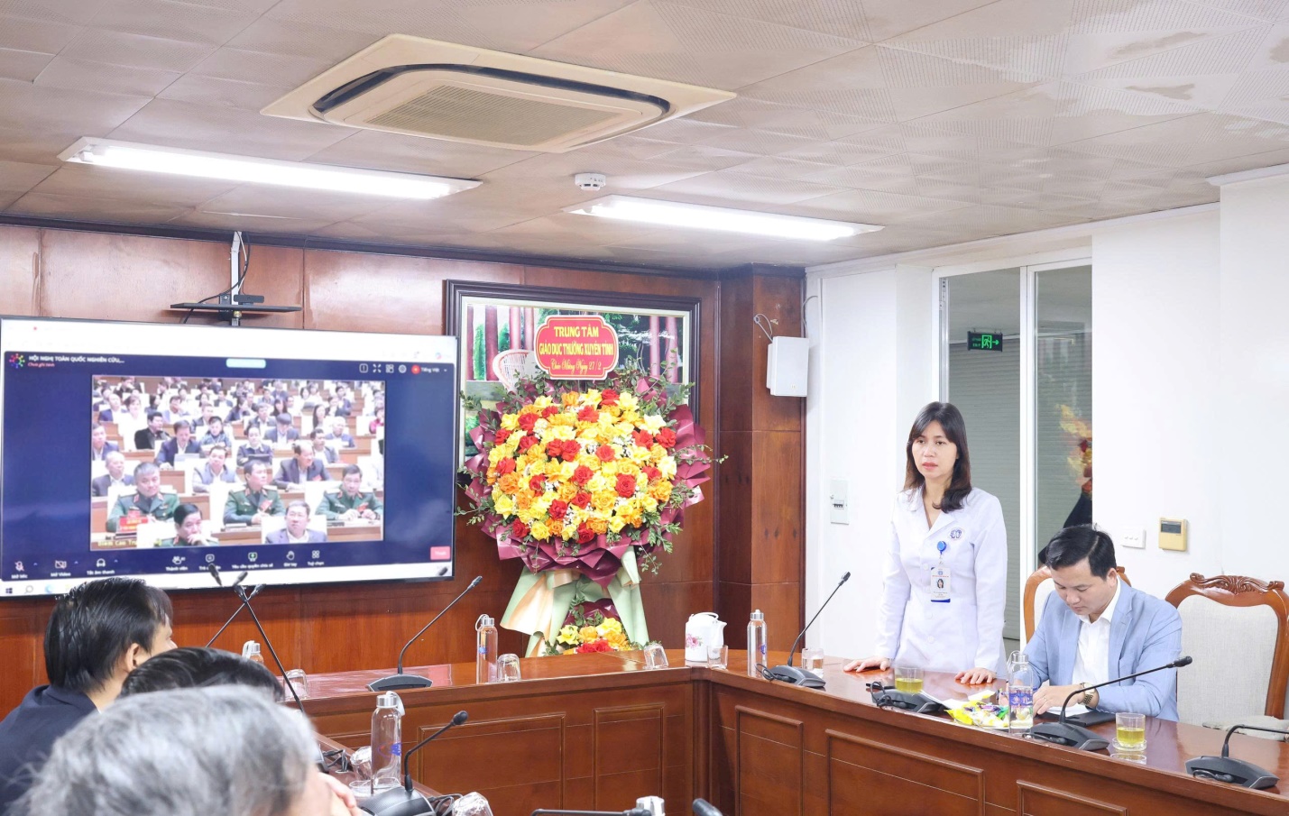 Bệnh viện Đa khoa tỉnh Phú Thọ tham dự Hội nghị trực tuyến toàn quốc về nghiên cứu, học tập, quán triệt và triển khai thực hiện Nghị quyết số 79 -NQ/TW về phát triển kinh tế Nhà nước và Nghị quyết số 80 -NQ/TW về phát triển văn hóa Việt Nam của Bộ Chính trị 2 BSCKII Lê Na – Phó Bí thư Đảng ủy – Phó Giám đốc Bệnh viện quán triệt nội dung chương trình