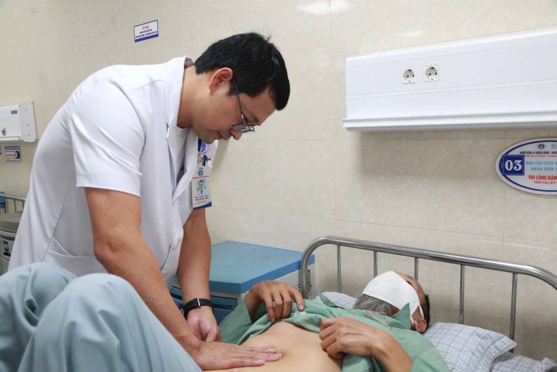 BSCKII Trần Xuân Vĩnh: Người thắp lửa hy vọng cho người bệnh ung thư 2 BSCKII Trần Xuân Vĩnh thăm khám cho người bệnh