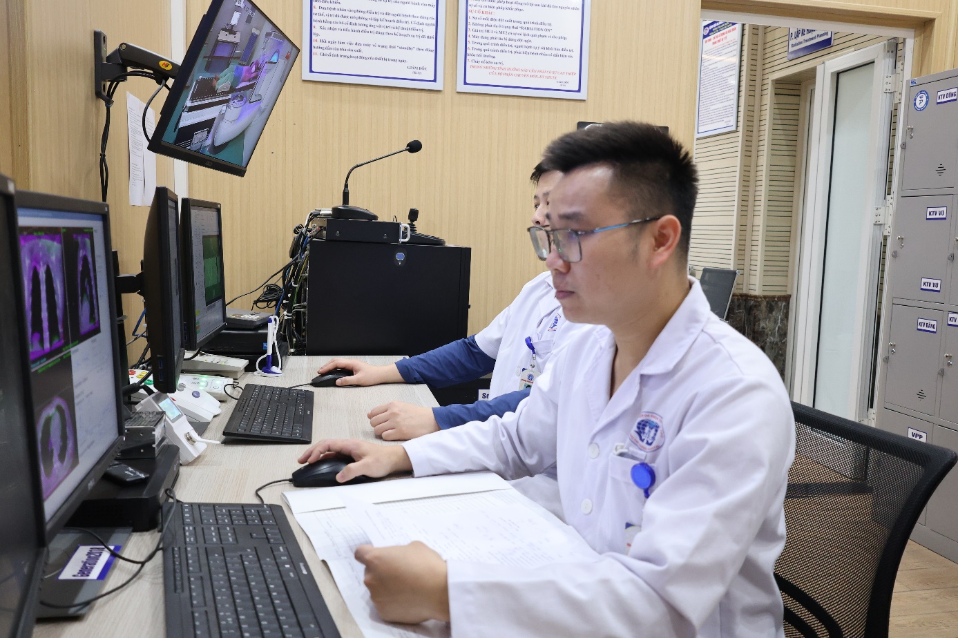 Kỹ thuật viên Trần Anh Dũng đang thực hiện xạ trị cho người bệnh