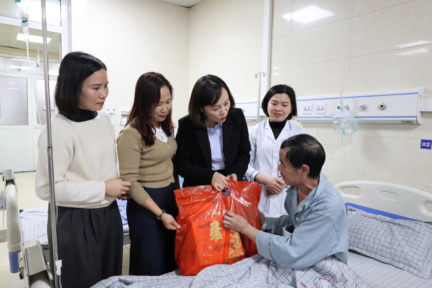 Trường Mầm non Hoa Hồng tặng quà cho người bệnh tại Bệnh viện Đa khoa tỉnh Phú Thọ nhân dịp Tết Nguyên Đán Bính Ngọ 2026 3 a3 15