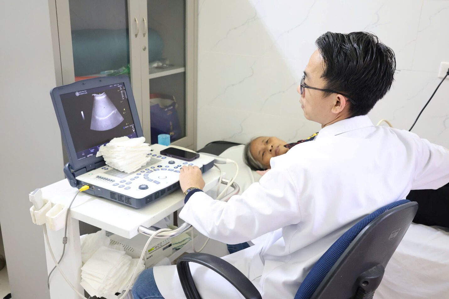 Bác sĩ khám bệnh, tư vấn cho người dân