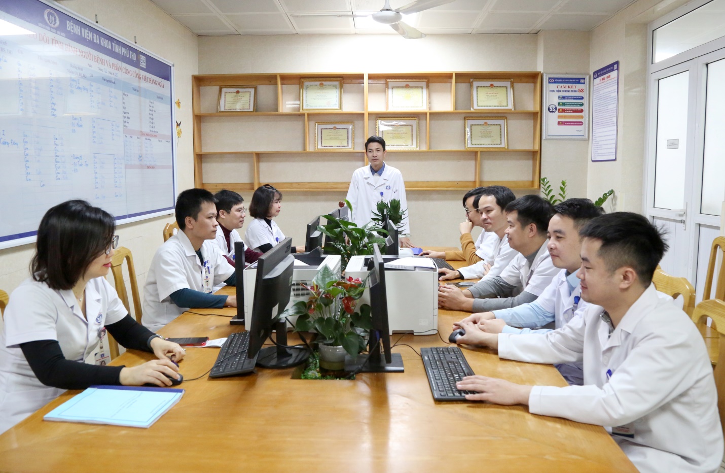 Bác sĩ chuyên khoa II Đỗ Mạnh Hải họp giao ban triển khai công việc tại Khoa