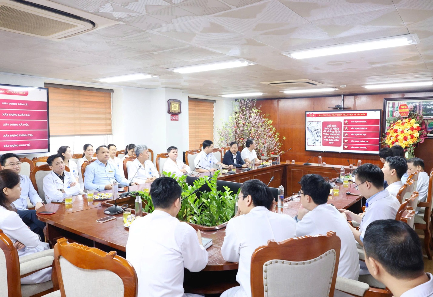 Bệnh viện Đa khoa tỉnh Phú Thọ tham dự Hội nghị trực tuyến toàn quốc về nghiên cứu, học tập, quán triệt và triển khai thực hiện Nghị quyết số 79 -NQ/TW về phát triển kinh tế Nhà nước và Nghị quyết số 80 -NQ/TW về phát triển văn hóa Việt Nam của Bộ Chính trị 3 Các đại biểu tham dự Hội nghị trực tuyến tại điểm cầu Bệnh viện Đa khoa tỉnh Phú Thọ