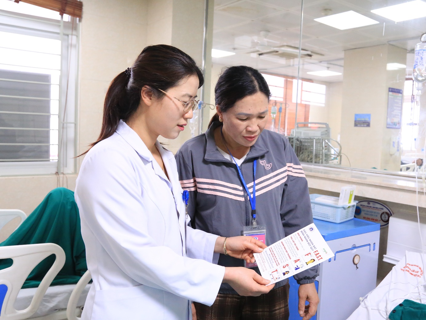 Với sự tận tâm, điều dưỡng Trịnh Thị Thảo luôn chủ động truyền thông, hướng dẫn người dân kiến thức chăm sóc và phòng bệnh