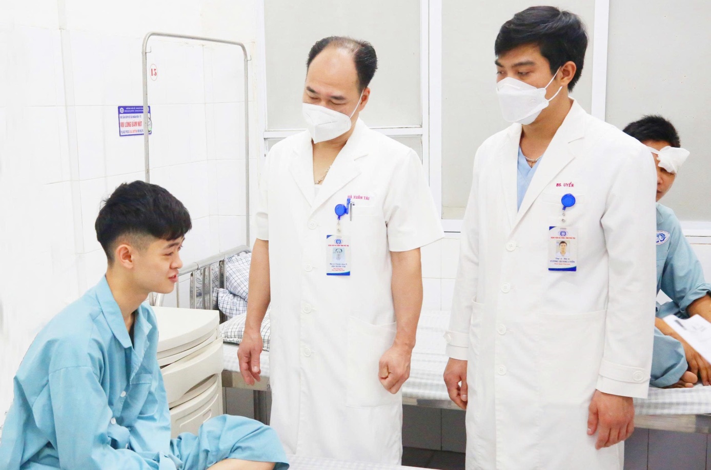 BSCKII Hà Xuân Tài tư vấn cho người bệnh đang điều trị tại Bệnh viện