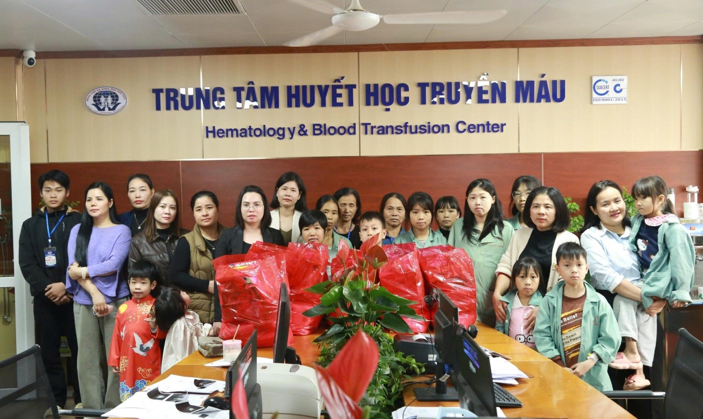 Những món quà ý nghĩa được cô Lê Huyền Giang – Hiệu trưởng Trường Mầm non Thọ Sơn và các giáo viên của nhà trường trao tặng cho bệnh nhi