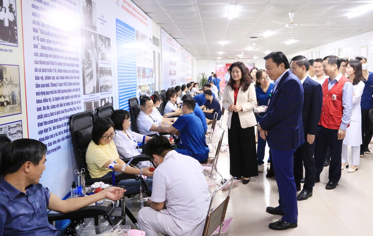 Chương trình hiến máu tình nguyện ngành Y tế “Giọt hồng Blouse trắng Đất Tổ 2026” - Lan tỏa nghĩa cử cao đẹp tại Bệnh viện Đa khoa tỉnh Phú Thọ 4 Đồng chí Nguyễn Huy Ngọc – Phó Chủ tịch UBND tỉnh đi thăm hỏi, động viên các tình nguyện viên tham gia hiến máu