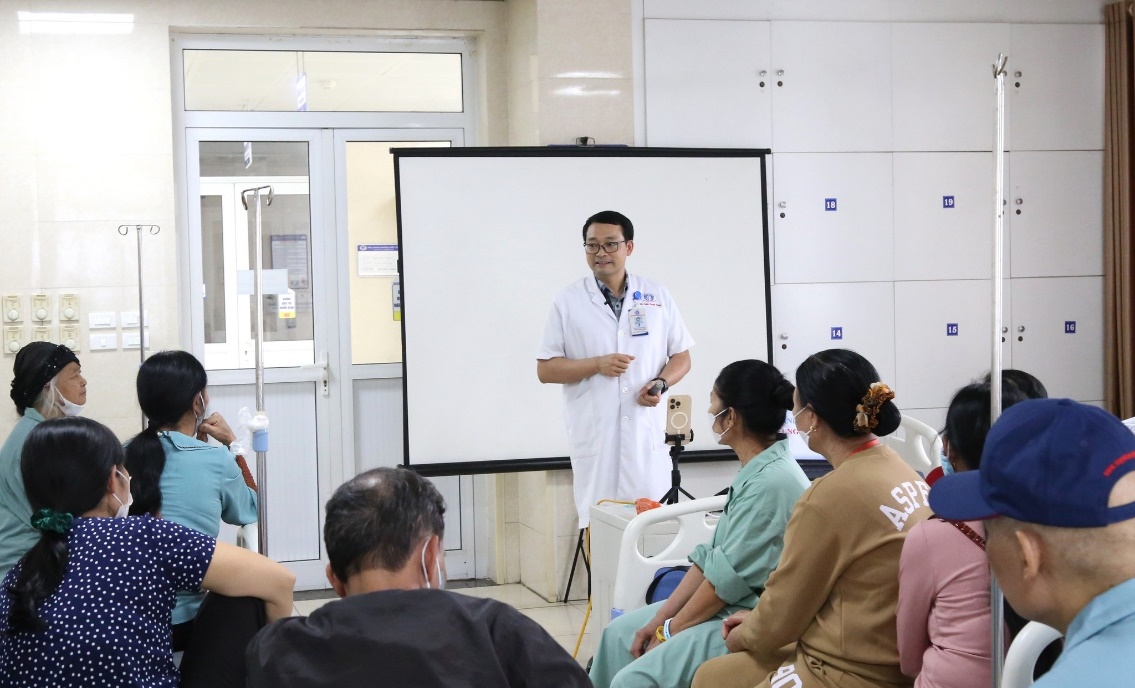 BSCKII Trần Xuân Vĩnh: Người thắp lửa hy vọng cho người bệnh ung thư 4 BSCKII Trần Xuân Vĩnh tư vấn về sàng lọc ung thư cho người nhà người bệnh