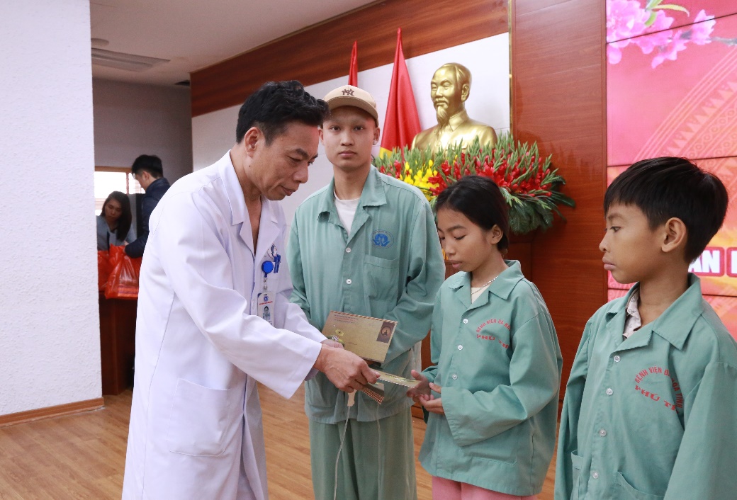 Hội Bảo trợ Người khuyết tật và Trẻ mồ côi tỉnh Phú Thọ tặng quà người bệnh có hoàn cảnh khó khăn tại Bệnh viện Đa khoa tỉnh Phú Thọ 5 a5 7
