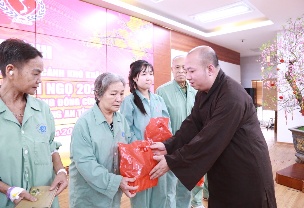 Hội Bảo trợ Người khuyết tật và Trẻ mồ côi tỉnh Phú Thọ tặng quà người bệnh có hoàn cảnh khó khăn tại Bệnh viện Đa khoa tỉnh Phú Thọ 7 a7 3