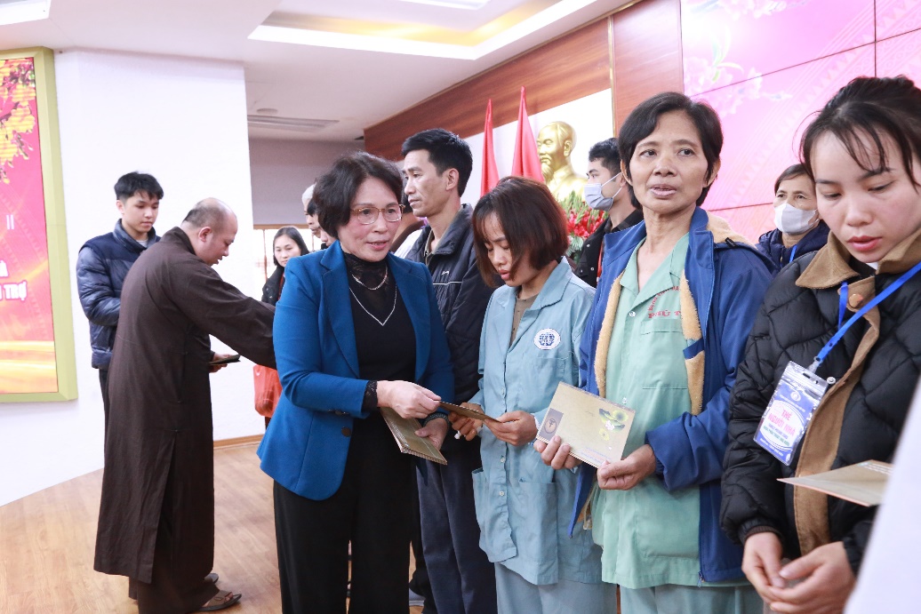 Hội Bảo trợ Người khuyết tật và Trẻ mồ côi tỉnh Phú Thọ tặng quà người bệnh có hoàn cảnh khó khăn tại Bệnh viện Đa khoa tỉnh Phú Thọ 8 a8 1