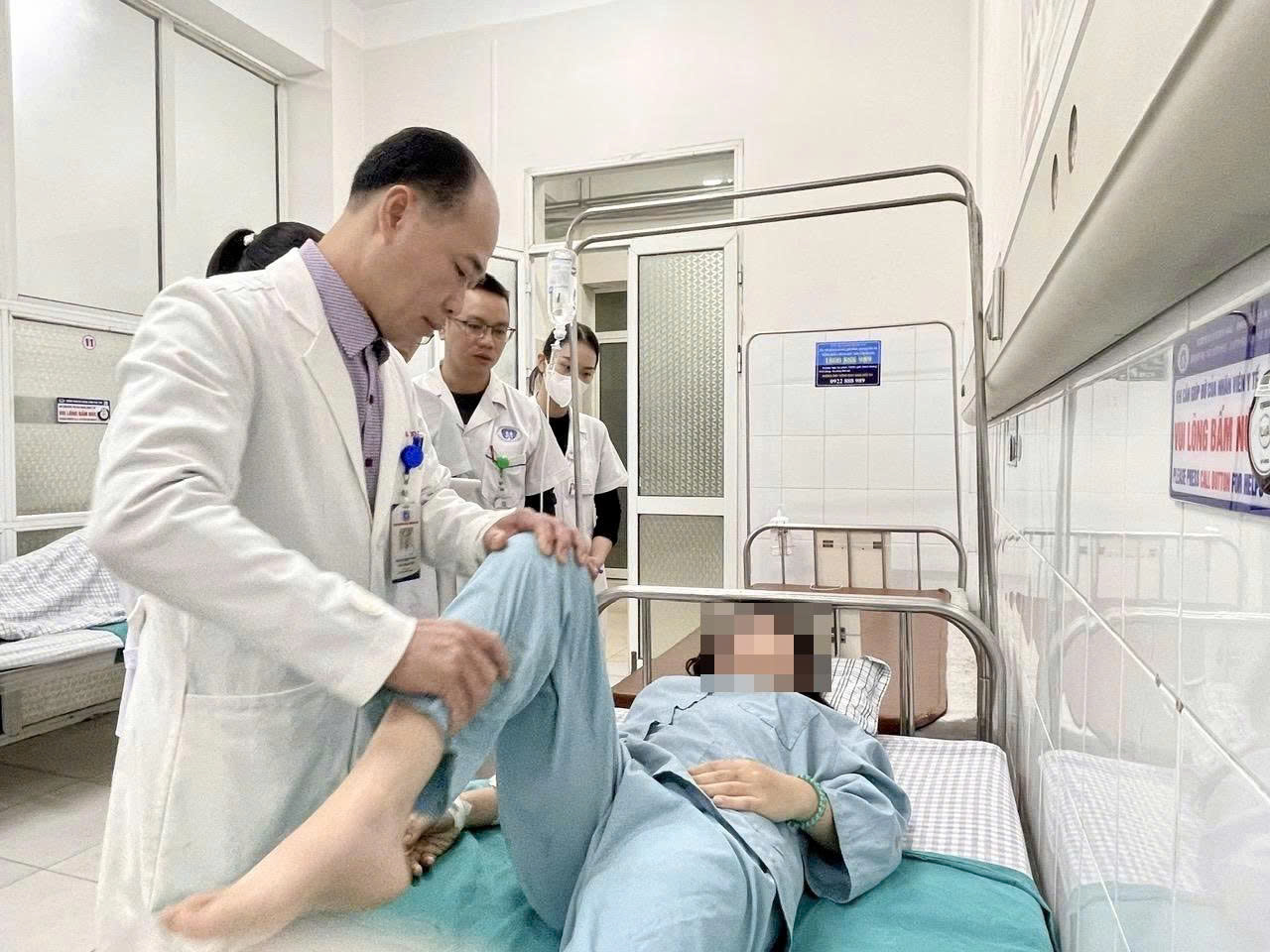 Thoát vị đĩa đệm đốt sống thắt lưng – Cảnh giác với bệnh lý hiếm gặp ở trẻ em và thanh thiếu niên 2 BSCKII Hà Xuân Tài thăm khám cho người bệnh