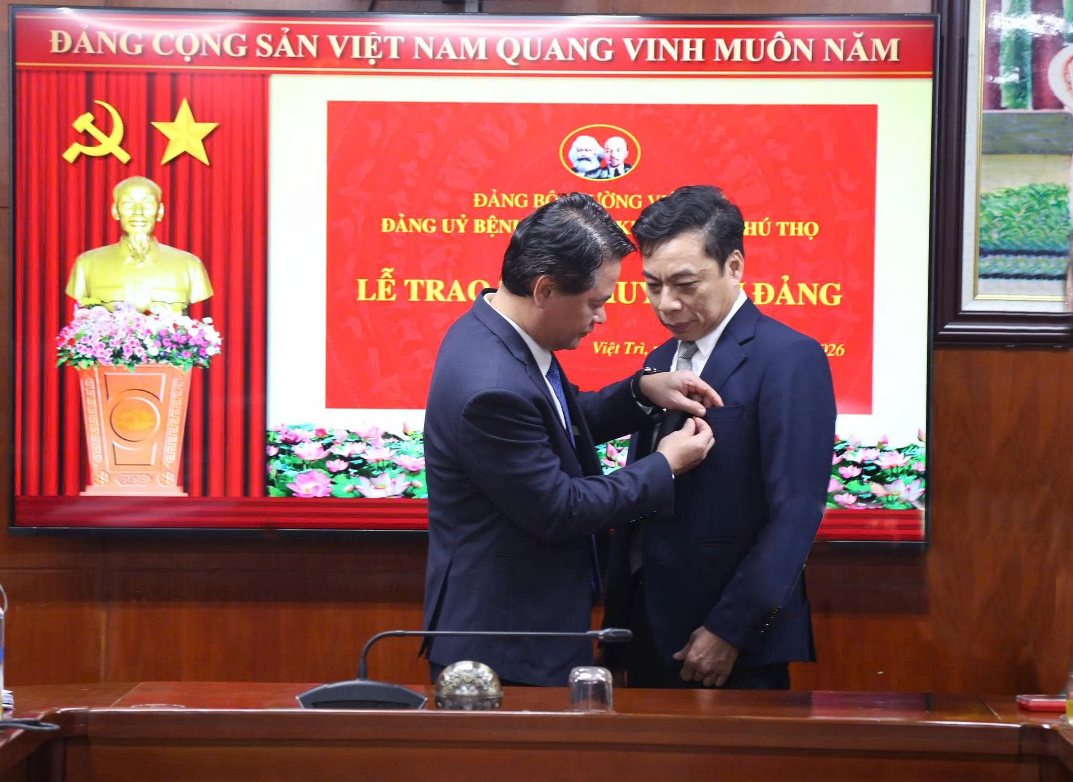 Đồng chí Lê Đình Thanh Sơn – Bí thư Đảng ủy, Giám đốc Bệnh viện trao Huy hiệu 30 năm tuổi Đảng cho đồng chí Nguyễn Văn Sơn