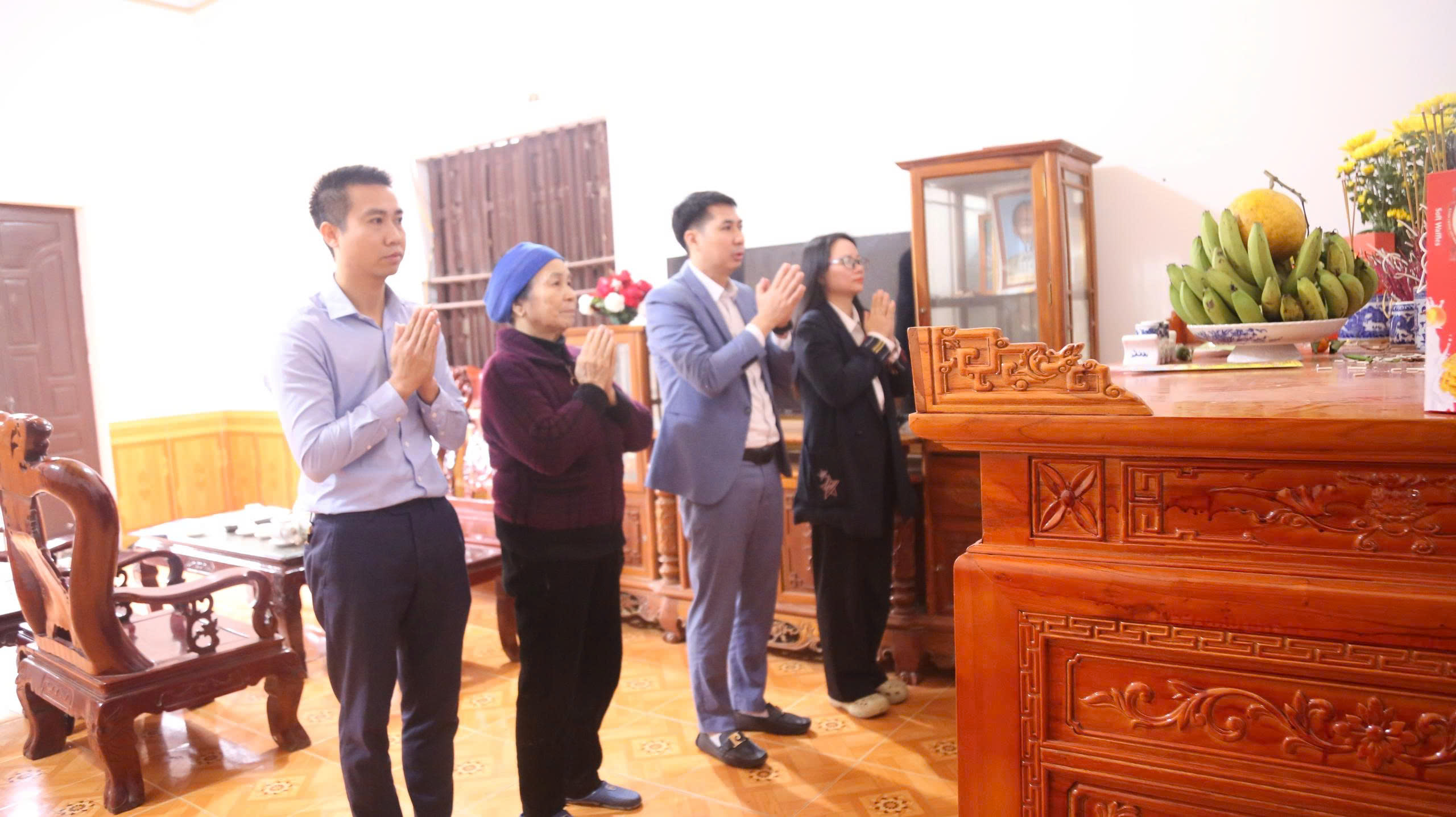 Đoàn công tác thắp hương tri ân người hiến tạng