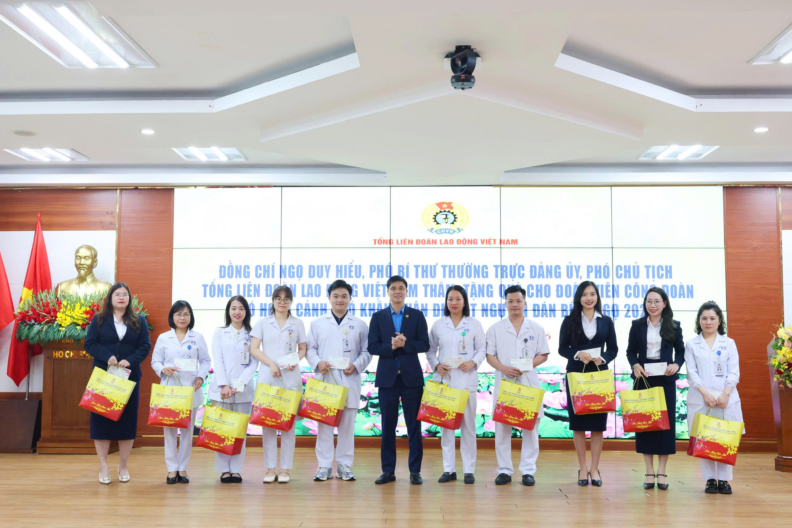 Đồng chí Ngọ Duy Hiểu trao quà cho 10 đoàn viên, người lao động có thành tích xuất sắc tại Bệnh viện