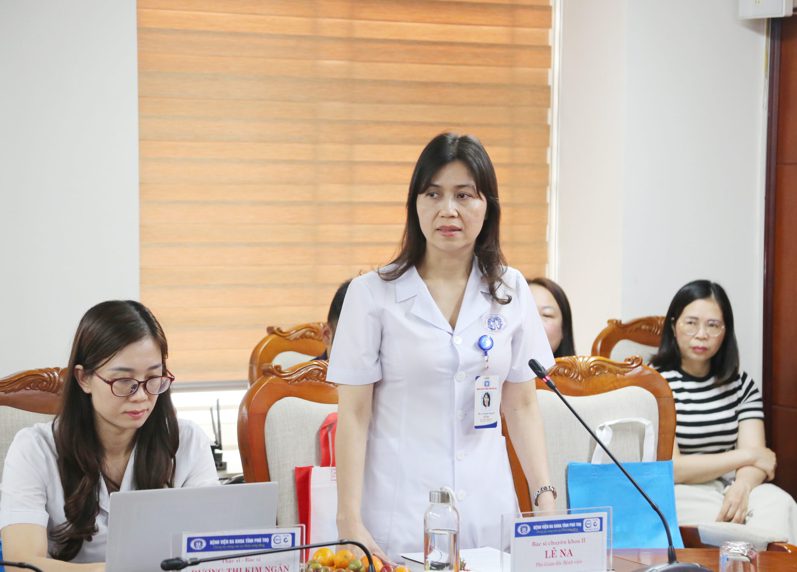 Hội thảo Chăm sóc toàn diện cho bệnh nhân biến chứng thần kinh và võng mạc do đái tháo đường 1 BSCKII Lê Na phát biểu tại hội thảo